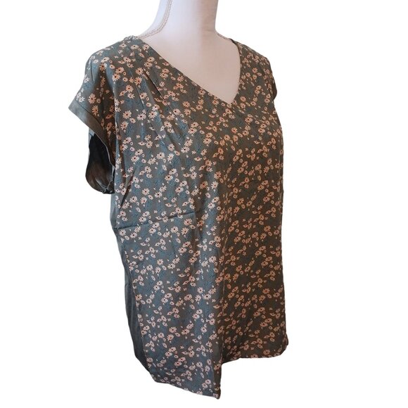 NEW Papermoon Floral V-neck Pleated Blouse, Faux Button-up Back Green M - Picture 2 of 10